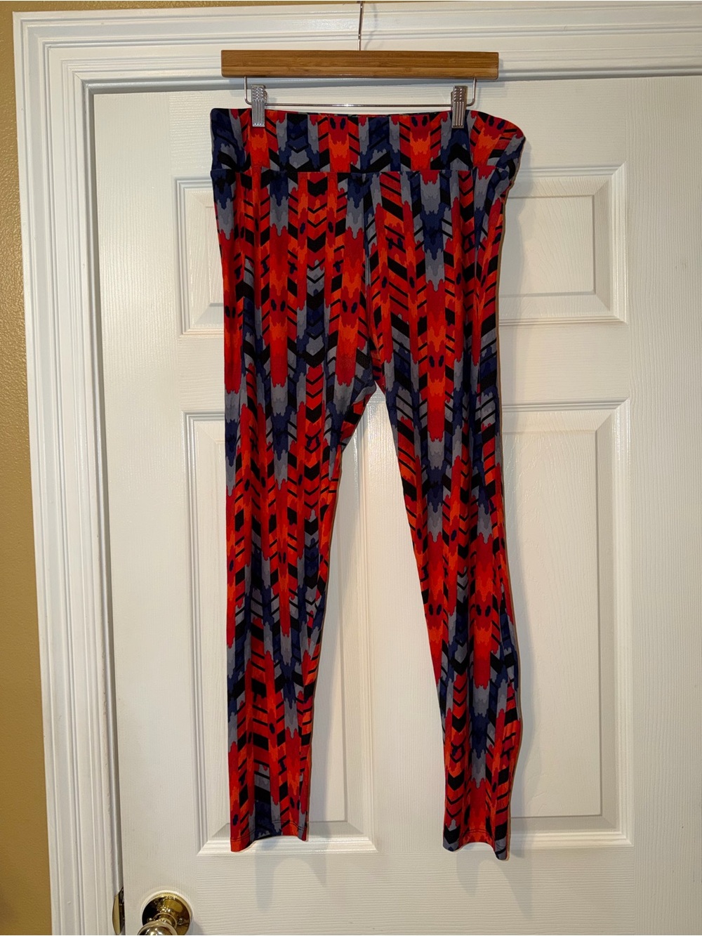 LuLaRoe Red & Navy Chevron Print Leggings. Euc - Picture 2 of 4